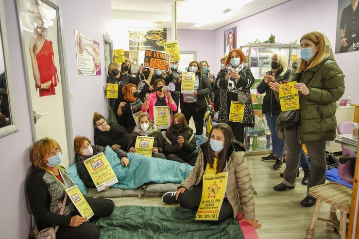 Varias persoas pertencentes ao sector da imaxe persoal durante unha protesta nun centro en Vigo, a 24 de novembro de 2021 / Marta Vázquez Rodríguez - Europa Press.