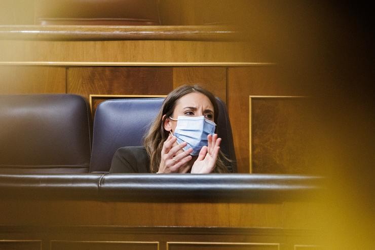 A ministra de Igualdade, Irene Montero, aplaude nunha sesión plenaria no Congreso dos Deputados, a 24 de novembro de 2021, en Madrid, (España). O proxecto de Orzamentos Xerais do Estado de 2022 afronta esta semana no Pleno as súas votacións. Alejandro Martínez Vélez - Europa Press 