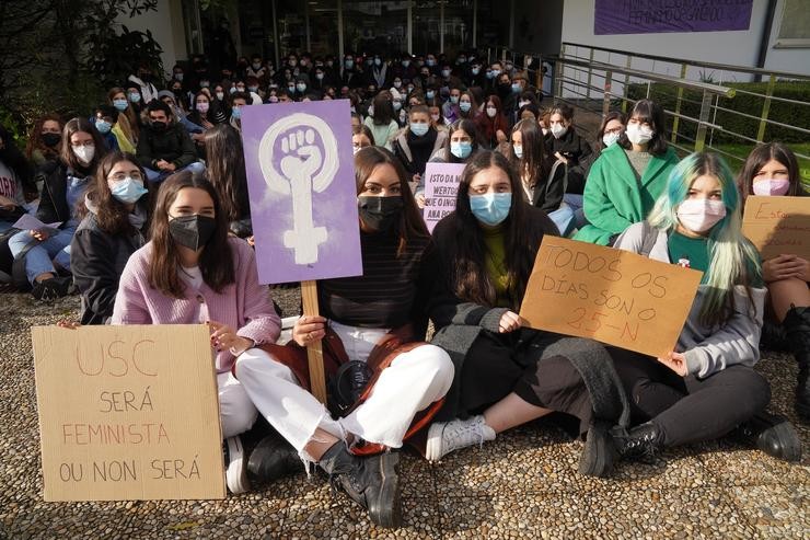 Sentada de alumnas da Universidade de Santiago con carteis de mensaxes feministas, contra un estudante que ten varias denuncias de acoso nas inmediacións da Facultade de Ciencias Políticas da Universidade de Santiago de Compostela.. Álvaro Ballesteros - Europa Press 