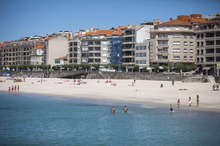 Arquivo - Varias persoas gozan da praia de Sanxenxo, a 4 de xuño de 2021, en Sanxenxo, Pontevedra, Galicia, (España). O aumento das temperaturas e a progresiva mellora da situación epidemiolóxica colaborou en que os galegos comecen. Beatriz Ciscar - Europa Press - Arquivo / Europa Press