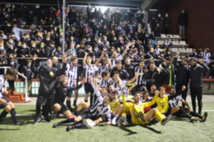 Plantilla do Victoria celebrando o pase á primeira ronda da Copa do Rei.