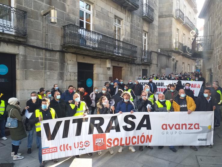 Traballadores de Vitrasa, concesionaria do bus urbano de Vigo, concentrados ante as portas da Pinacoteca Fernández del Riego.