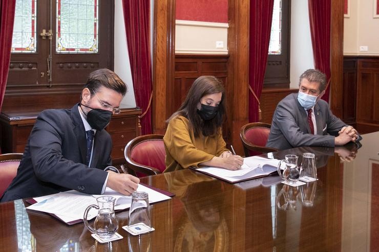 A alcaldesa da Coruña, Inés Rei, asina a 'Carta de Compromiso do Turismo Sustentable'. ANDY PEREZ 