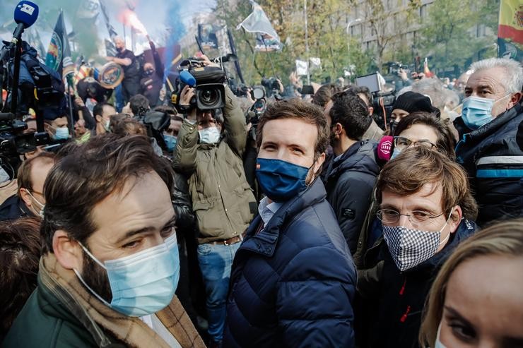 (I-D) O presidente do PP en Castela - A Mancha, Paco Núñez; o presidente do PP, Pablo Casado, e o alcalde de Madrid, José Luís Martínez-Almeida, nunha manifestación contra a reforma da Lei de Seguridade Cidadá, a 27 de novembro de 2021. Carlos Luján - Europa Press / Europa Press