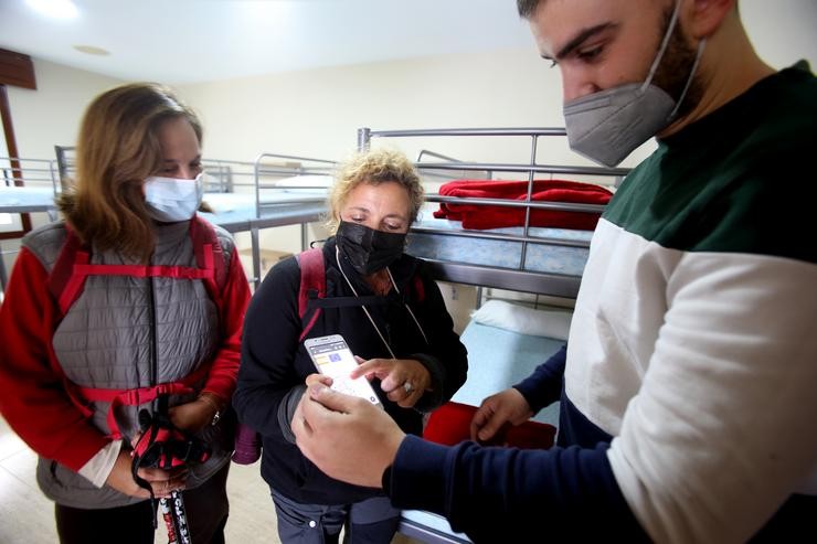 Unha peregrina mostra o seu certificado de vacinación ao chegar a un albergue, no Pino, A Coruña.. Salomé Montes - Europa Press 