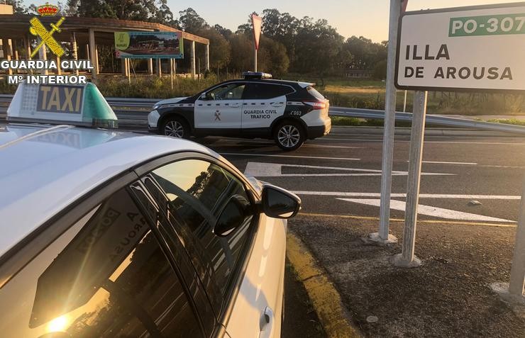 A Garda Civil interceptou no Salnés a un taxista que cuadriplicaba a taxa de alcoholemia e que deu positivo en drogas.. GARDA CIVIL PONTEVEDRA 