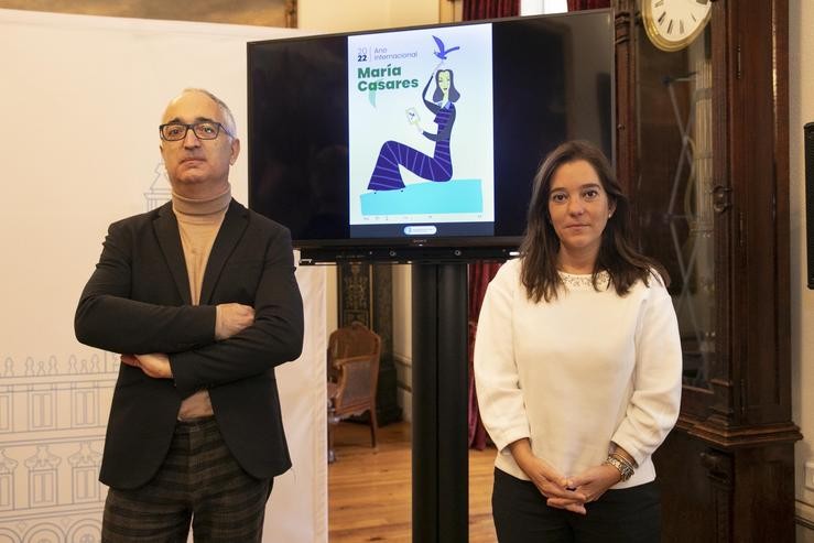 A alcaldesa da Coruña, Inés Rei, e o coordinador da programación Xosé Aldea, na presentación dos actos do Ano Internacional María Casares. ANDY PEREZ 