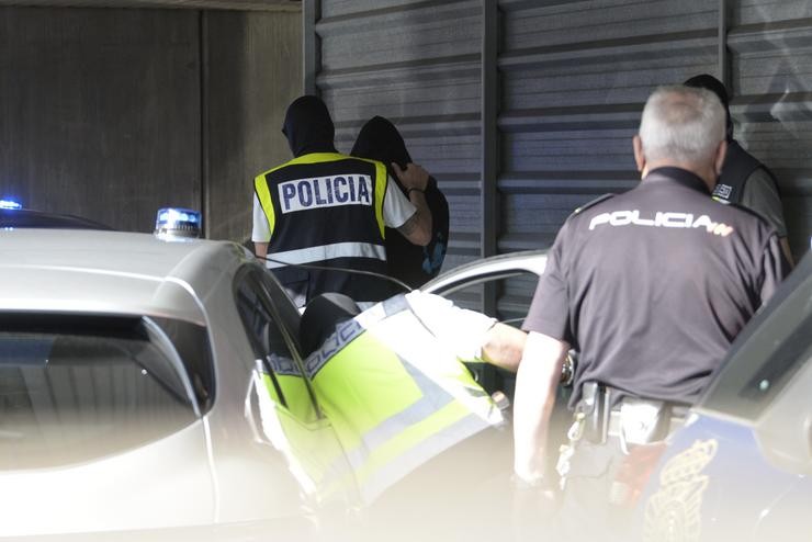 Un axente leva arrestado a un dos acusados para declarar como presunto autor da malleira que causou a morte a Samuel Luiz na Coruña o 3 de xullo de 2021 
