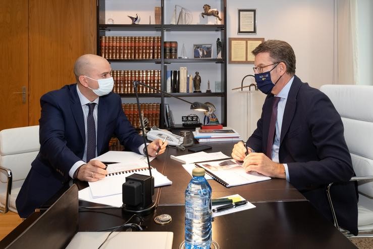 O presidente da Xunta, Alberto Núñez Feijóo, mantén un encontro co alcalde de Toén (Ourense), Ricardo González, en San Caetano.. DAVID CABEZÓN @ XUNTA DE GALICIA 