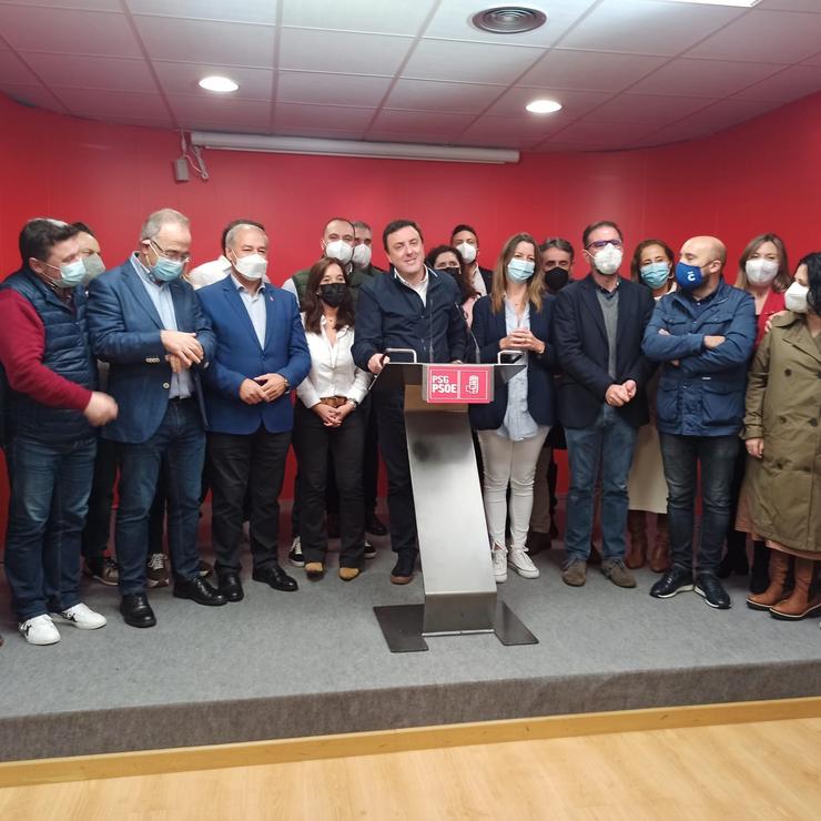 O alcalde das Pontes e presidente da Deputación da Coruña, Valentín González Formoso, atende aos medios arroupado por alcaldes e colaboradores na sede do PSdeG tras gañar as primarias