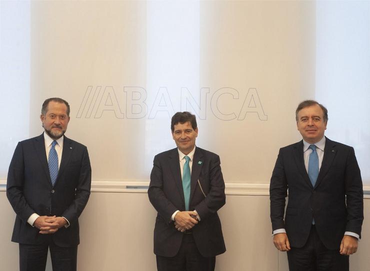 De esquerda a dereita, o presidente de Abanca, Juan Carlos Escotet; o conselleiro delegado de Novo Banco, Antonio Ramalho, e o conselleiro delegado de Abanca, Francisco Botas. ABANCA 