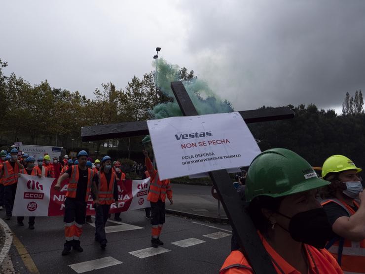 Un traballador de Vestas acode cunha cruz a unha marcha contra o peche da fábrica de Viveiro (Lugo) que afectaría a 115 persoas, a 5 de outubro de 2021, en Santiago de Compostela / César Arxina - Europa Press / Europa Press.