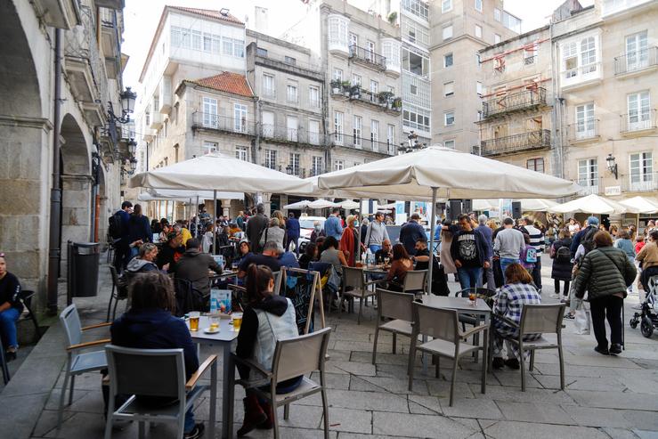 Grupos de comensais sentados nunha terraza dun establecemento en Galicia.. Marta Vázquez Rodríguez - Europa Press