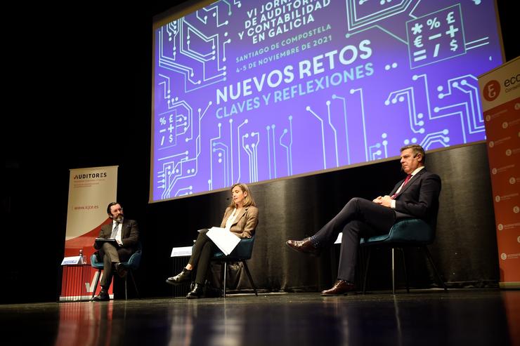 Enrique González, presidente de ICJCE Galicia; Almudena Chacón, directora xeral de Planificación e Orzamentos da Xunta; e Miguel Vázquez Taín, presidente do Consello Galego de Economistas. PUNTO GA 