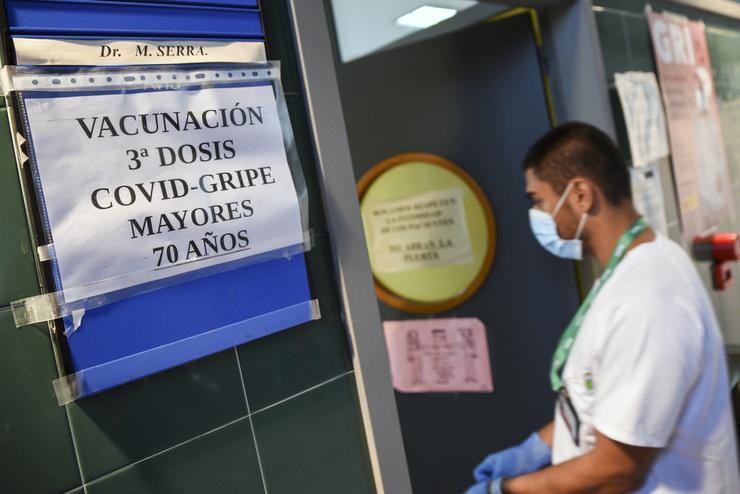Un enfermeiro entra nunha sala onde se administran vacinas contra a gripe e terceiras doses da vacina contra o Covid-19, no Centro de Saúde Praza Segovia, a 27 de outubro de 2021, en Valencia, Comunidade Valenciana (España).. Jorge Gil - Europa Press / Europa Press