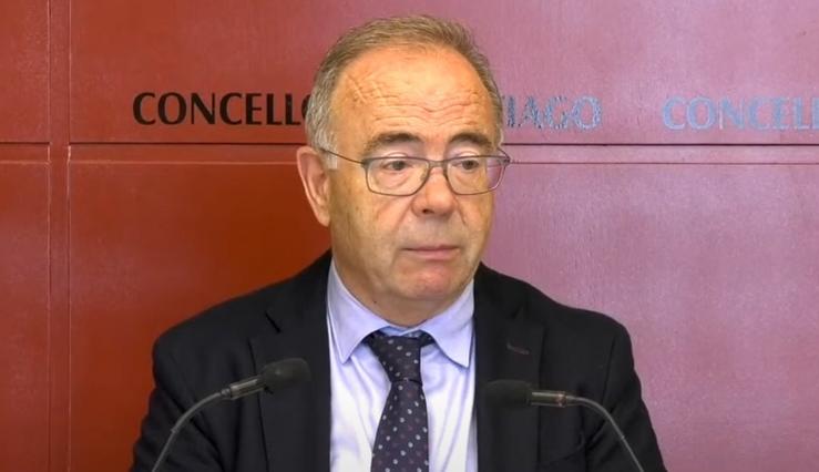 O alcalde de Santiago, Xosé Sánchez Bugallo, en rolda de prensa. YOUTUBE (CAPTURA) / Europa Press