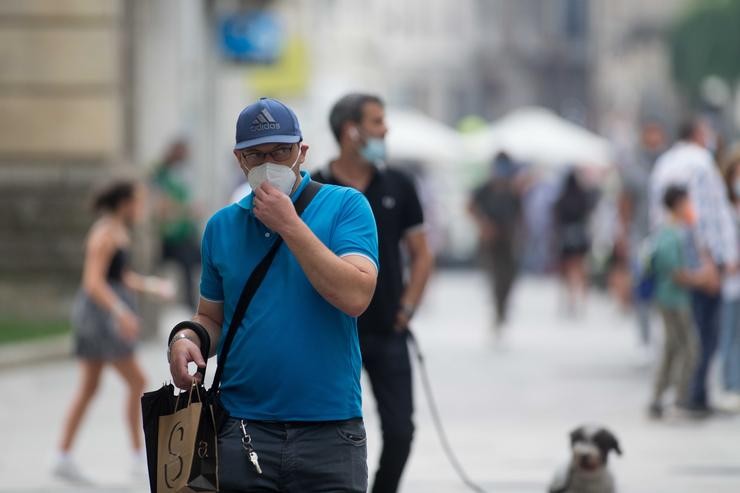 Arquivo - Un home tápase a boca cunha máscara en Lugo, cidade que está cuberta de fume como consecuencia dos incendios declarados na parroquia de Ribas de Sil, a 6 de setembro de 2021, en Lugo, Galicia (España). O fume dos dous incend. Carlos Castro - Europa Press - Arquivo / Europa Press