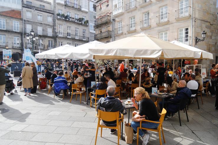 Grupos de persoas sentadas nunha terraza dun establecemento en Vigo 