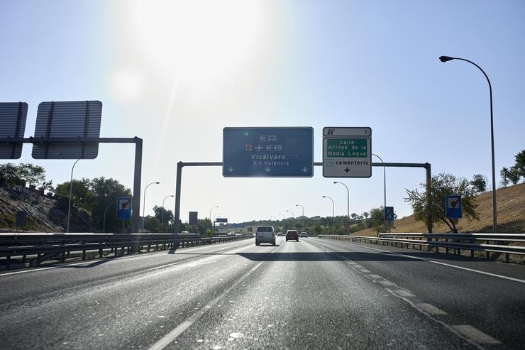 Arquivo - Varios vehículos percorren a autovía A3 o fin de semana en que arrinca a 