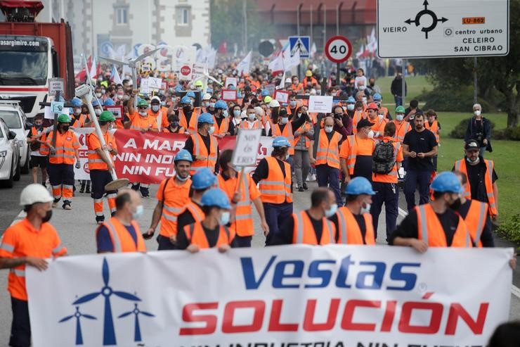 Varios centos de persoas participan nunha manifestación polo futuro industrial da Mariña, a 17 de outubro de 2021, en Viveiro, Lugo (Galicia). Viveiro acolle este domingo unha manifestación convocada polos sindicatos CCOO, UXT e CIG para demandar ou. Carlos Castro - Europa Press