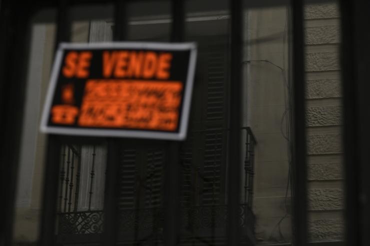 Arquivo - Cartel colgado nun edificio. Óscar Canas - Europa Press - Arquivo 