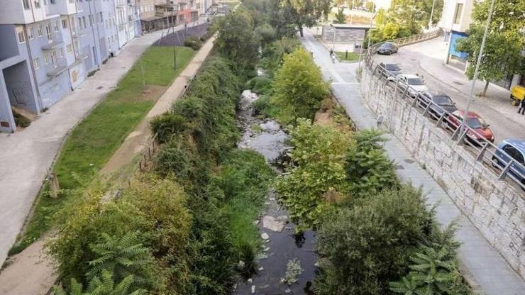 A ribeira do Barbaña ao seu paso por Ourense antes dos traballos de limpeza.