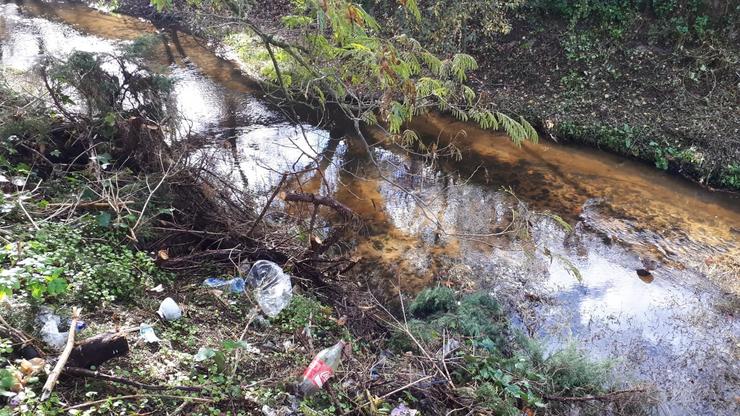 Lixo na ribeira do Barbaña ao seu paso por Ourense despois dos traballos de 'limpeza'.