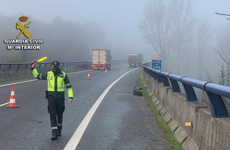 Accidente entre dous camións e un turismo. GARDA CIVIL