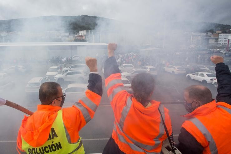 Membros do Comité de Empresa de Alcoa alzan o puño tras finalizar unha caravana de vehículos de traballadores da empresa, a 31 de outubro de 2021, en Burela, Lugo 