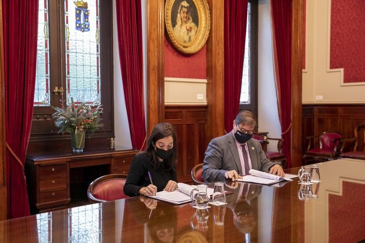 A alcaldesa da Coruña, Inés Rei, e o reitor da Universidade dá Coruña (UDC), Xullo Abalde, asinan un convenio de colaboración. ANDY PEREZ / Europa Press