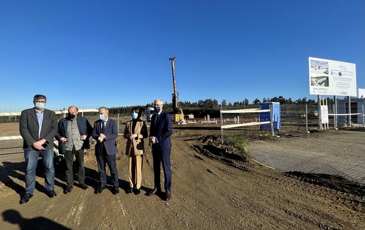 O vicepresidente segundo da Xunta, Francisco Conde, xunto á conselleira de Medio Ambiente, Territorio e Vivenda, Ángeles Vázquez, e o alcalde de Santiago, Xosé Sánchez Bugallo, visitando as obras do Polo Biotecnolóxico da Sionlla / Xunta de Galicia.