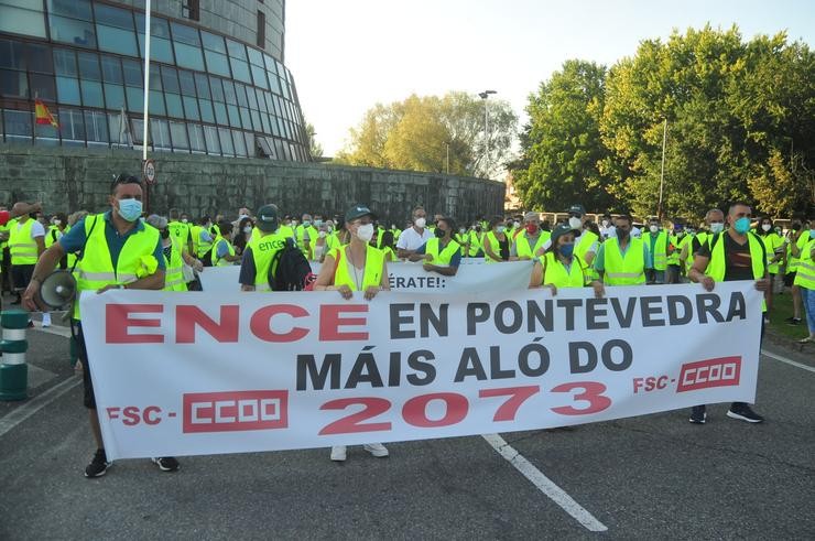 Varias decenas de persoas protestan nunha manifestación dos traballadores de Ence, a 16 de xullo de 2021 