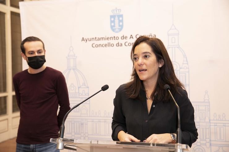 A alcaldesa da Coruña, Inés Rei, e  o presidente da Academia Galega do Audiovisual, Álvaro Pérez Becerra, presentan as actividades en materia cultural. ANDY PEREZ 