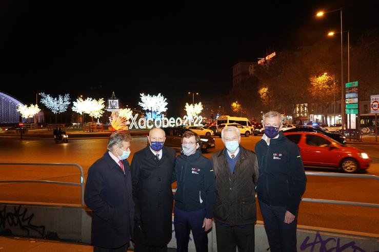 O alcalde de Madrid, José Luís Martínez Almeida, xunto ao vicepresidente da Xunta, Alfonso Rueda, visitan as luces con motivo do Xacobeo. XUNTA / Europa Press