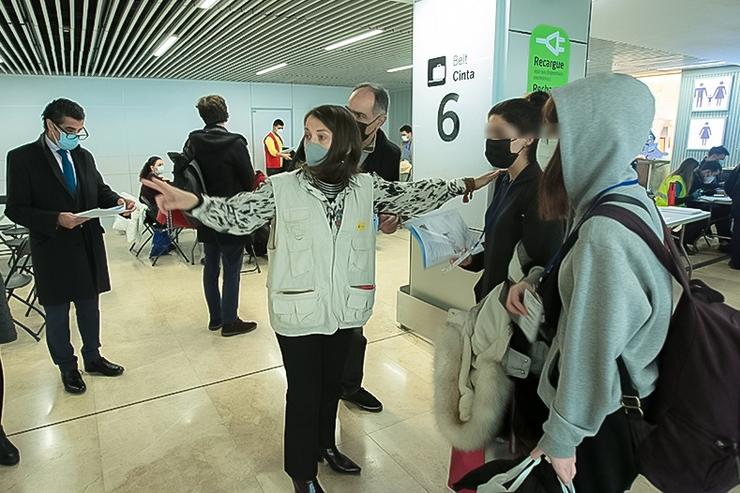 Refuxiados chegan ao aeroporto de Adolfo Suárez Madrid-Barallas. TONY MAGAN 