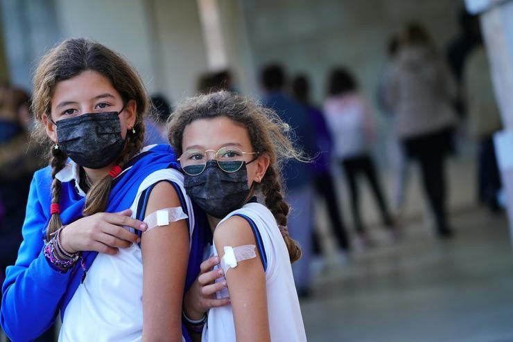 Dúas nenas tras recibir a vacina en Santiago / Europa Press. / Europa Press