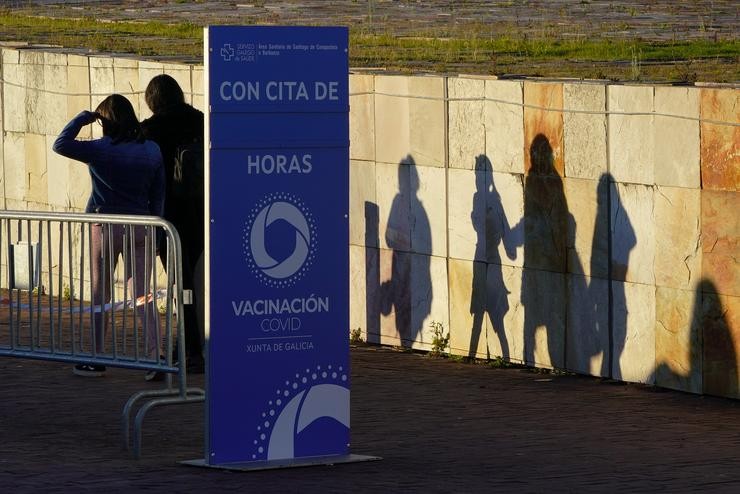 Varios nenos acoden a recibir a vacina contra o Covid-19, na Cidade da Cultura, en Santiago de Compostela / Álvaro Ballesteros - Europa Press.