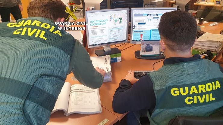 Axentes da Garda Civil especialistas en delitos na Rede 