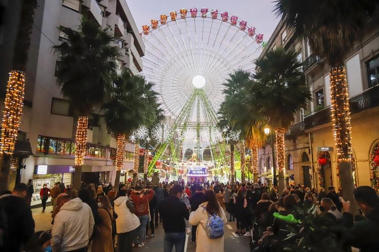 Persoas na rúa, gozando da iluminación do Nadal e a gran nora no centro de Vigo (Pontevedra).. Marta Vázquez Rodríguez - Europa Press / Europa Press