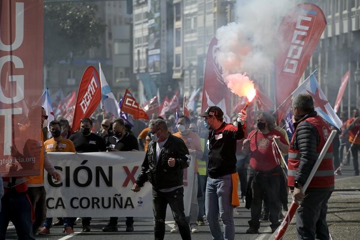 Arquivo - Decenas de persoas con bandeiras de sindicatos e fume durante unha manifestación convocada por varios sindicatos"en defensa do emprego, por un futuro industrial, contra a represión sindical en Alu Ibérica" na praza de Ourense da Coruña, Gal. M. Dylan - Europa Press - Arquivo