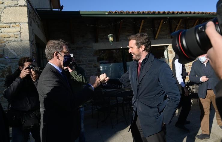 O presidente da Xunta de Galicia, Alberto Núñez Feijoo (i) e o presidente do PP, Pablo Casado (d), saúdanse á súa chegada á última Xunta Directiva Provincial do PP da Coruña de 2021, a 17 de decembro de 2021, na Coruña, Galicia, (España).. M. Dylan - Europa Press / Europa Press