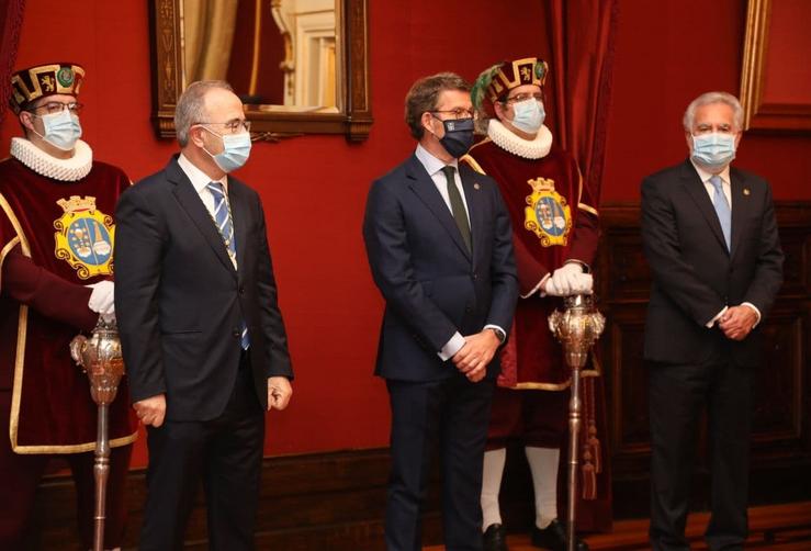 O alcalde de Santiago, Xosé Sánchez Bugallo, o presidente da Xunta, Alberto Núñez Feijóo, e o presidente do Parlamento de Galicia, Miguel Anxo Santalices, na Ofrenda da Translación dos restos do Apóstolo Santiago de 2020.. CONCELLO DE SANTIAGO 