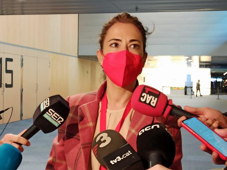 A ministra de Transportes, Mobilidade e Axenda Urbana, Raquel Sánchez, en declaracións aos medios durante o Congreso Extraordinario do PSC en Barcelona. 