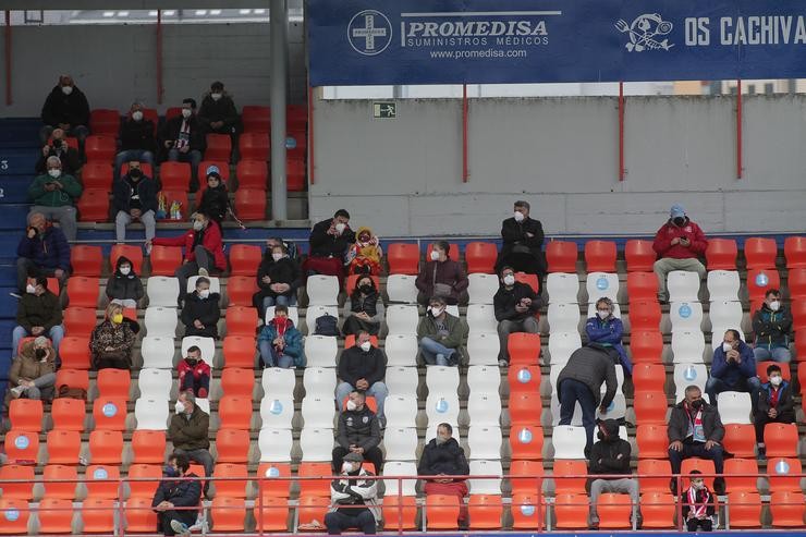 Arquivo - Varios afeccionados, nas bancadas do estadio Anxo Carro, durante un partido de Segunda División entre o Club Deportivo Lugo e o Mirandés, a 15 de maio de 2021, en Lugo, Galicia (España). Este é un dos primeiros partidos de fútbol celebra. Carlos Castro - Europa Press - Arquivo / Europa Press