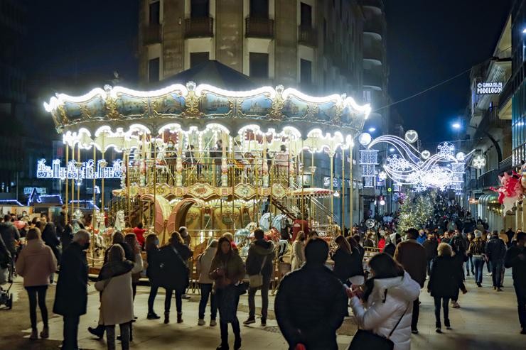 Un grupo de persoas observa o aceso do Nadal tras varios días de choiva, a 12 de decembro de 2021, en Vigo 