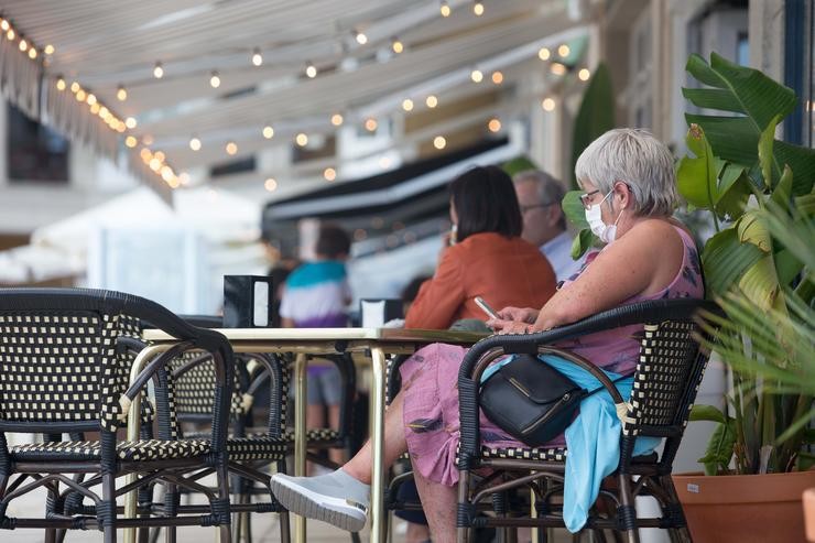 Clientes sentados na terraza dun establecemento, a 31 de xullo de 2021, na Mariña 