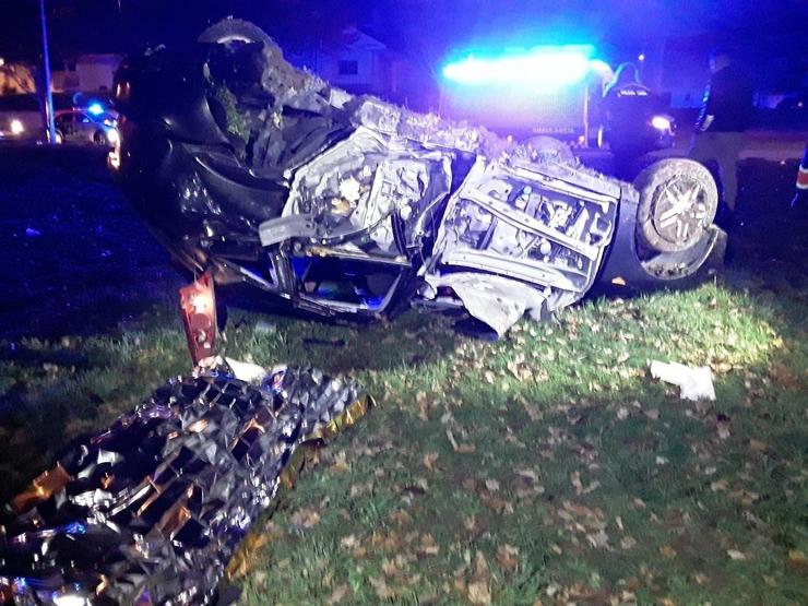 Vehículo sinistrado na Rolda Fingoi, de Lugo, cuxos catro ocupantes resultaron feridos (unha delas grave) tras saírse da vía e envorcar.. POLICÍA LOCAL DE LUGO 