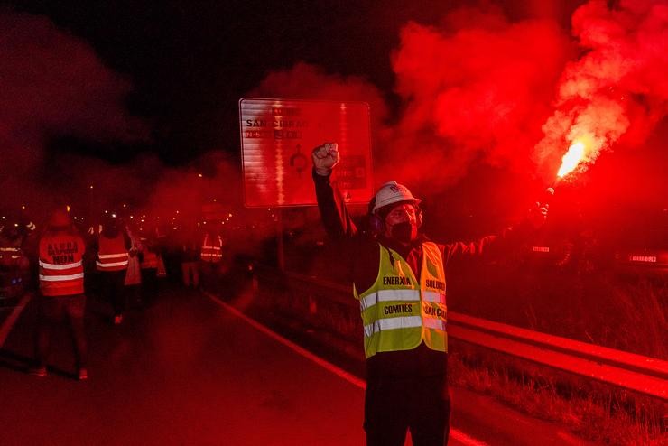Varios traballadores da planta da empresa Alcoa en San Cibrao participan nunha marcha nocturna polas rúas do concello de Xove, a 6 de novembro de 202 