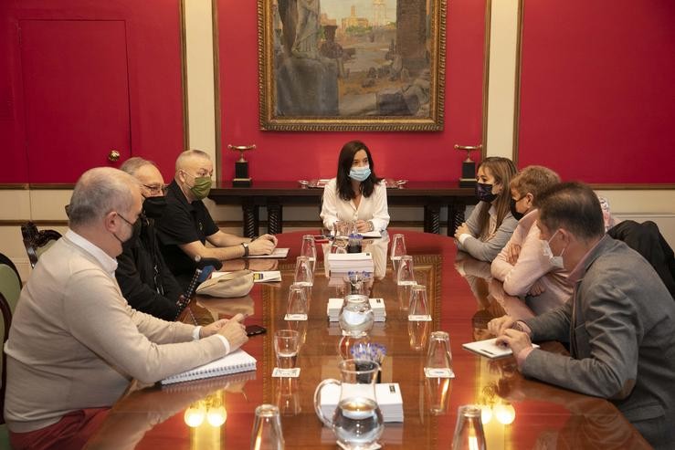 A alcaldesa da Coruña, Inés Rei, mantén unha reunión con veciños de Vos Mallos. ANDY PEREZ / Europa Press