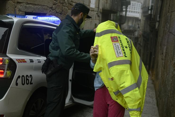 Cristina R. V., a moza que afirmou queimar o cadáver dun home, pasa a disposición xudicial, a 23 de decembro de 2021, en Ribadavia, Ourense, Galicia, (España). Cristina, de 26 anos, foi detida tras afirmar na súa consulta de psiquiatría,. Rosa Veiga - Europa Press 